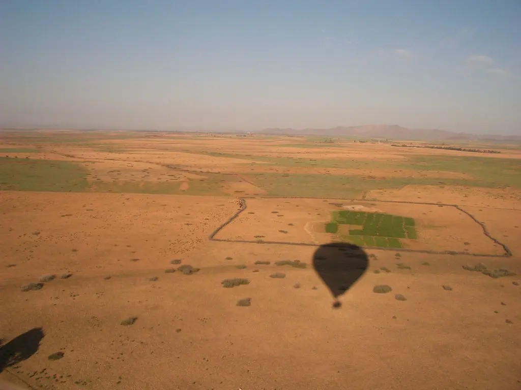 Vista aerea delle pianure intorno a Marrakech da una mongolfiera