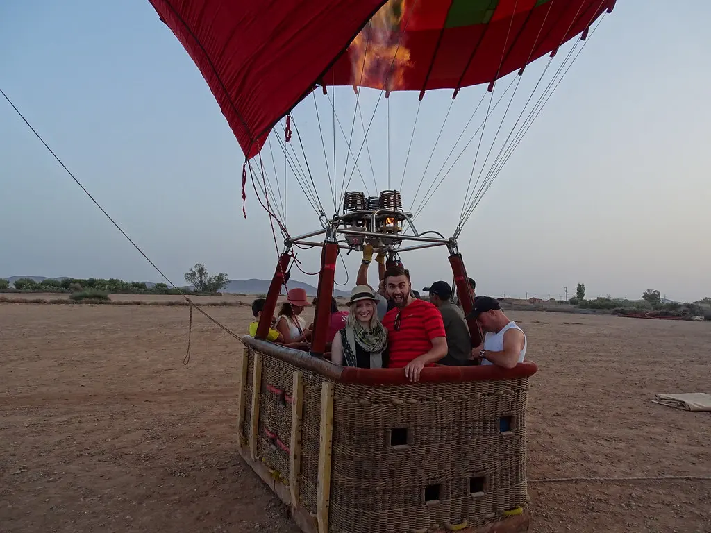 Passagers dans la nacelle d’une montgolfière près de Marrakech