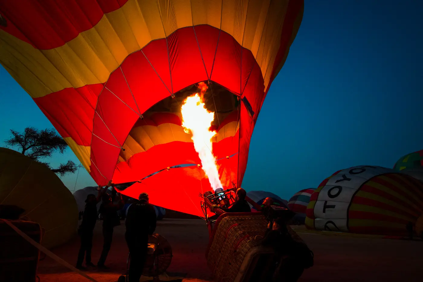 Bruciatore di una mongolfiera acceso all’alba