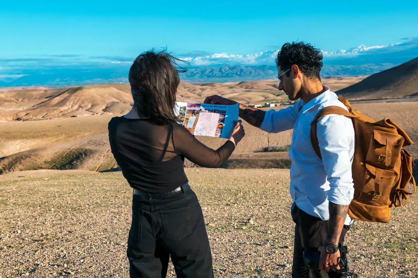 Couple découvrant le désert d’Agafay face à l’Atlas