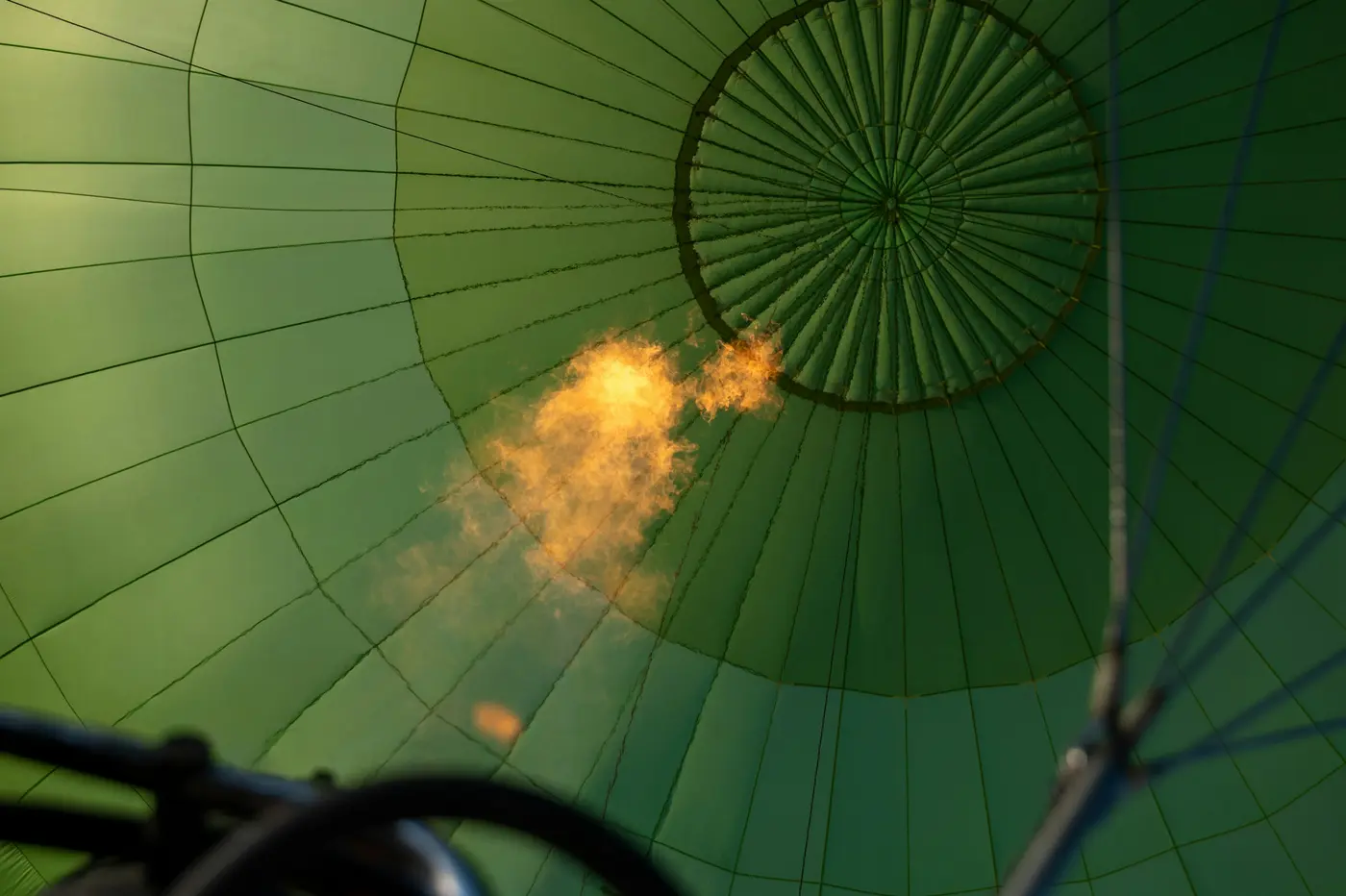 Flamme du brûleur à l’intérieur de l’enveloppe d’une montgolfière