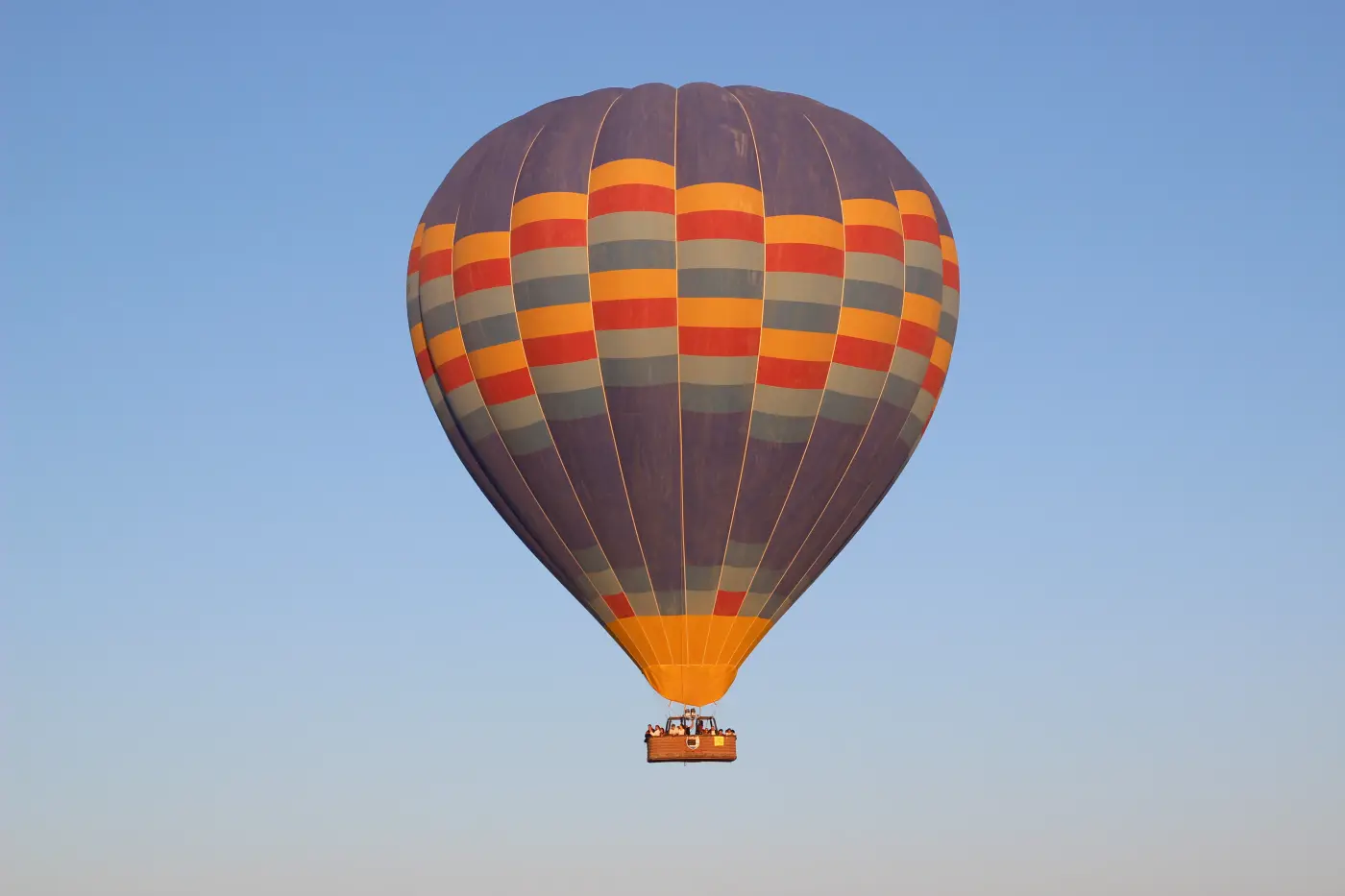 Montgolfière colorée dans un ciel bleu
