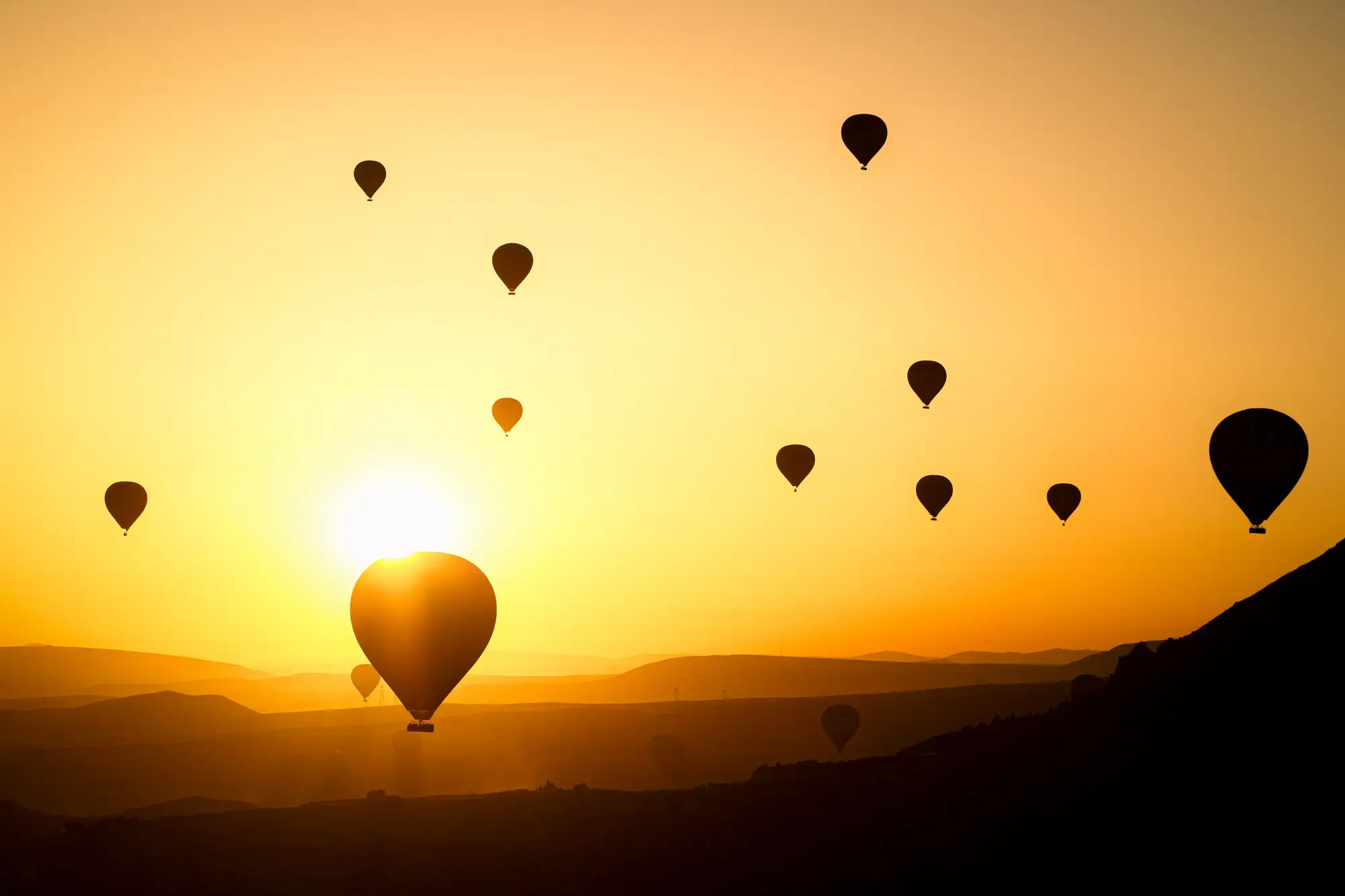 Montgolfières dans la lumière du matin autour de Marrakech