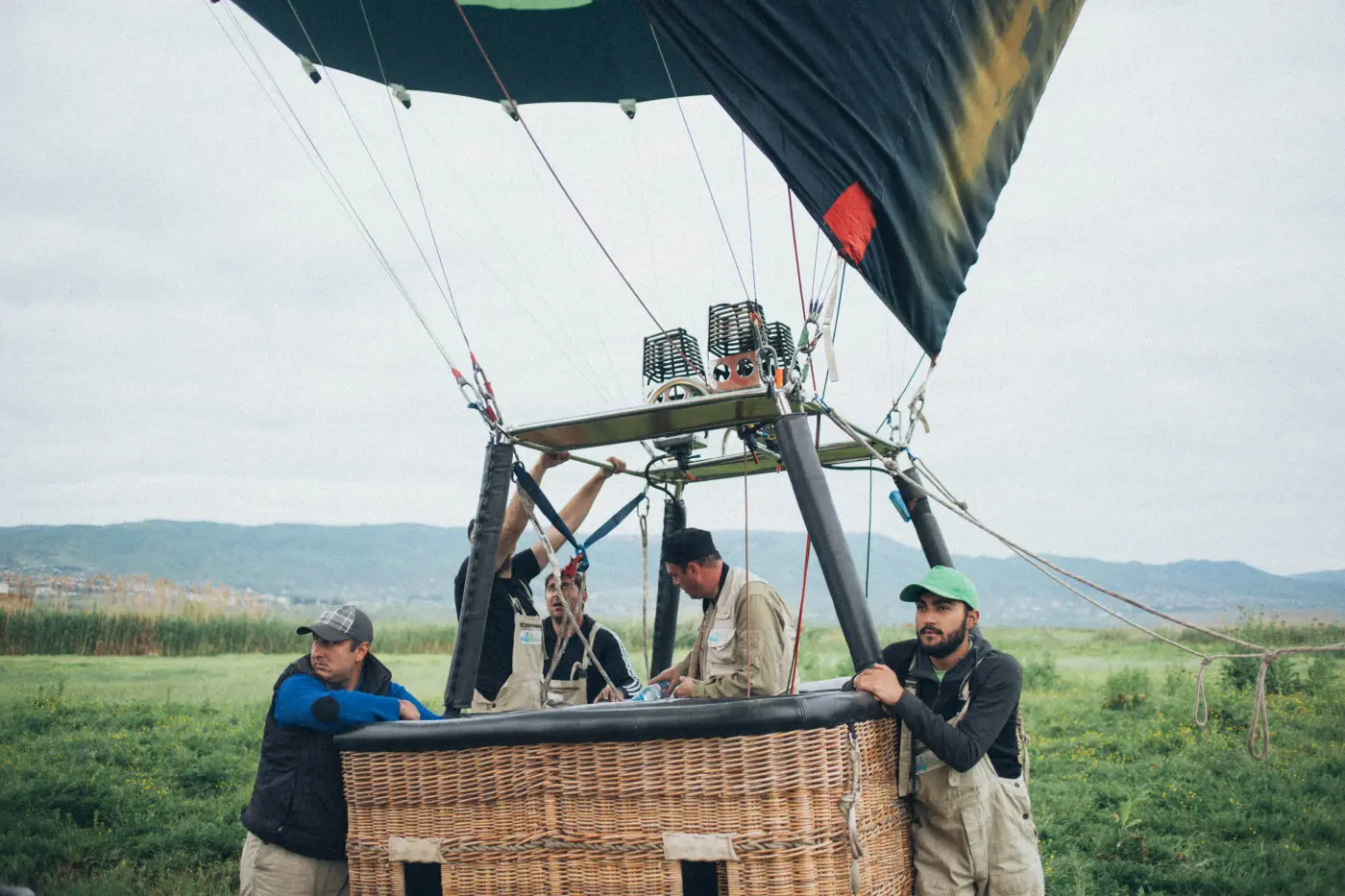 Préparation de la nacelle avant un vol en montgolfière